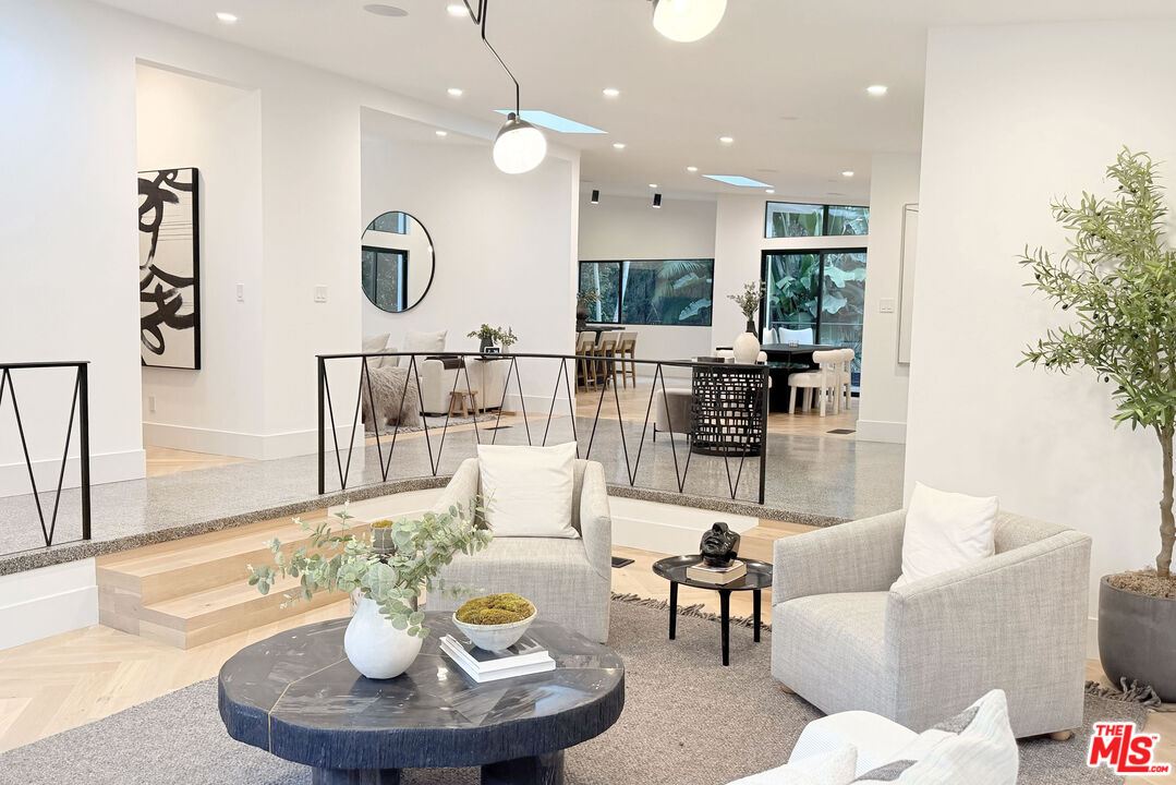 1541 Rising Glen Road Los Angeles, CA 90069 - Photo 2 of 19