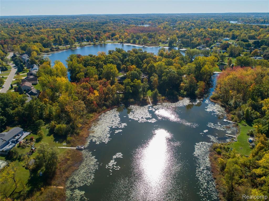 2013 North Long Lake Road Fenton, MI 48430 - Photo 2 of 25