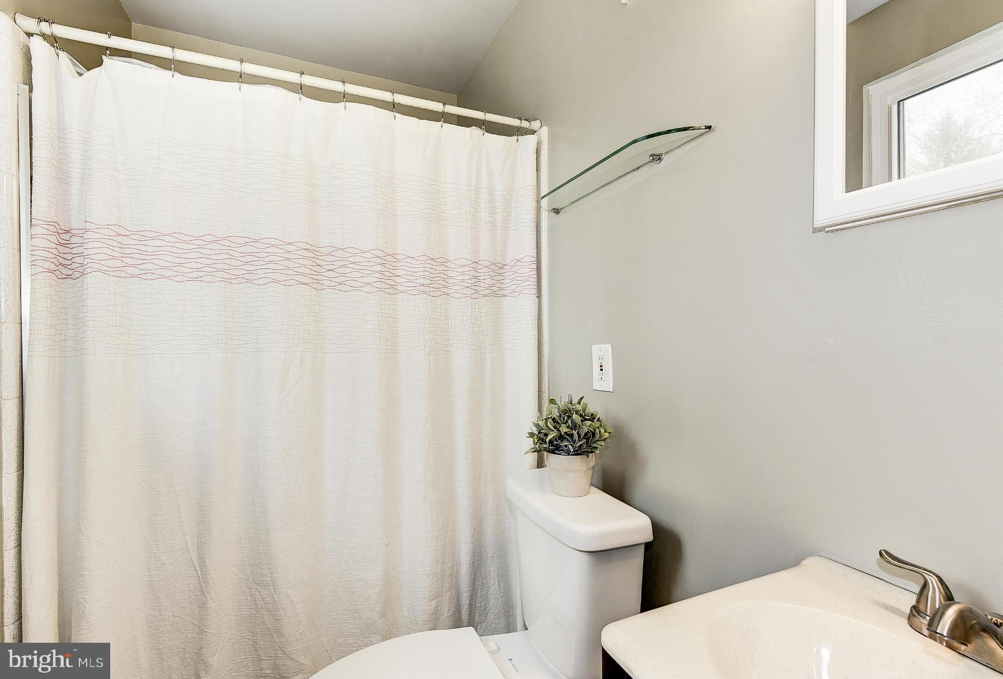 204 Bluff Terrace Silver Spring, MD 20902 - Photo 17 of 30 Bath