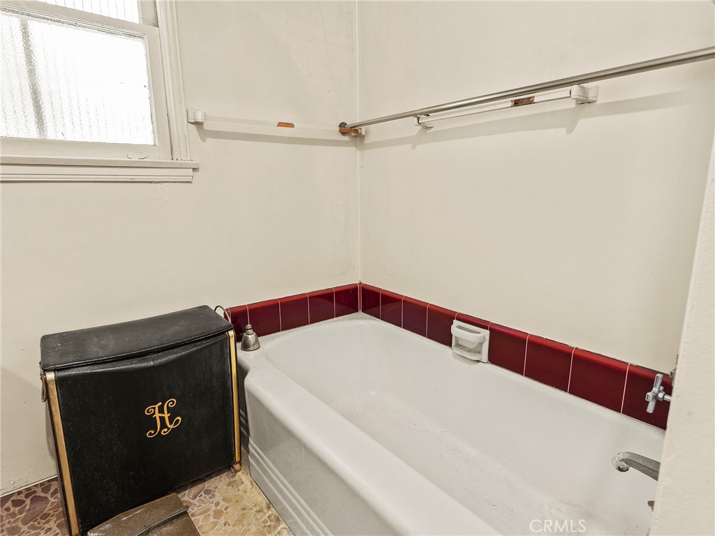 441 Dartmouth Road Burbank, CA 91504 - Photo 22 of 34 Bathroom