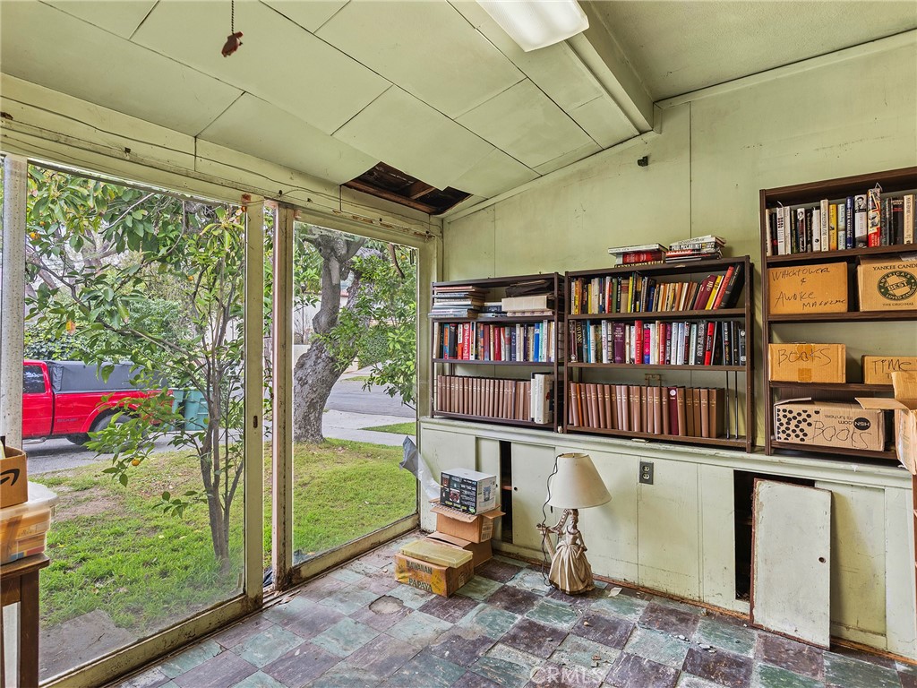 441 Dartmouth Road Burbank, CA 91504 - Photo 25 of 34 Enclosed Patio