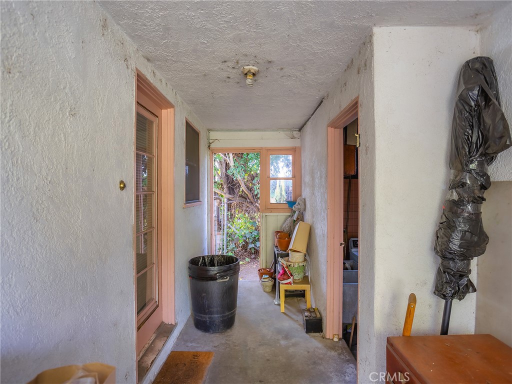 441 Dartmouth Road Burbank, CA 91504 - Photo 27 of 34 Breezeway