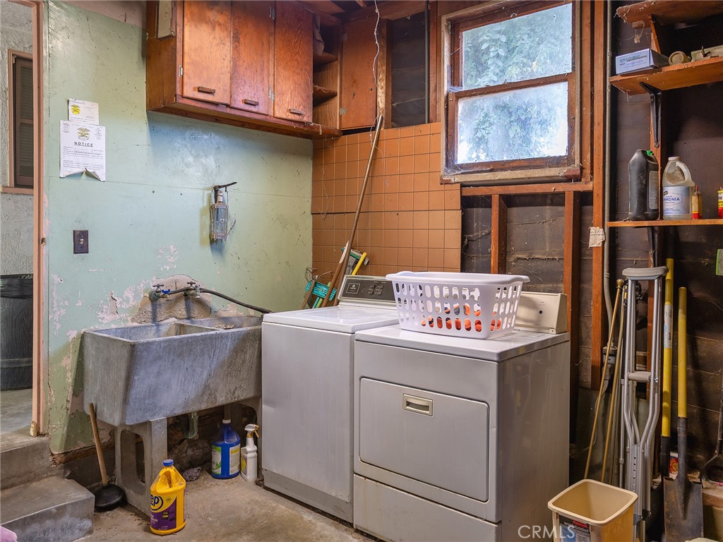 441 Dartmouth Road Burbank, CA 91504 - Photo 28 of 34 Laundry