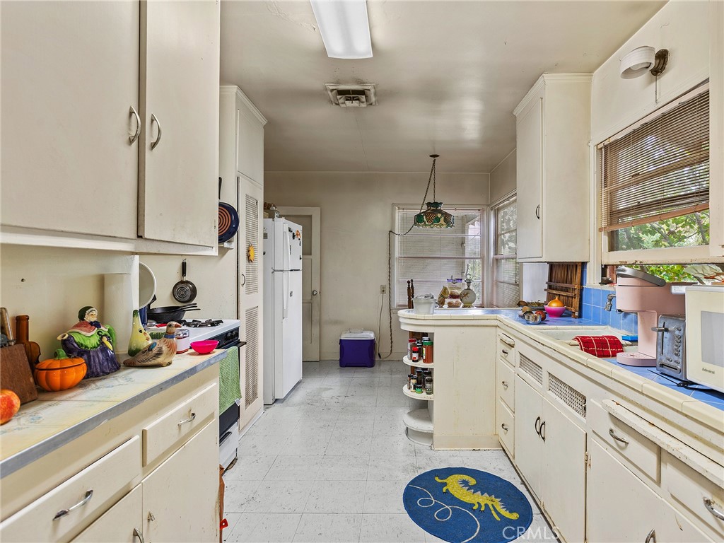 441 Dartmouth Road Burbank, CA 91504 - Photo 7 of 34 Kitchen