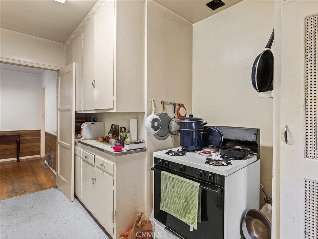 441 Dartmouth Road Burbank, CA 91504 - Photo 8 of 34 Kitchen