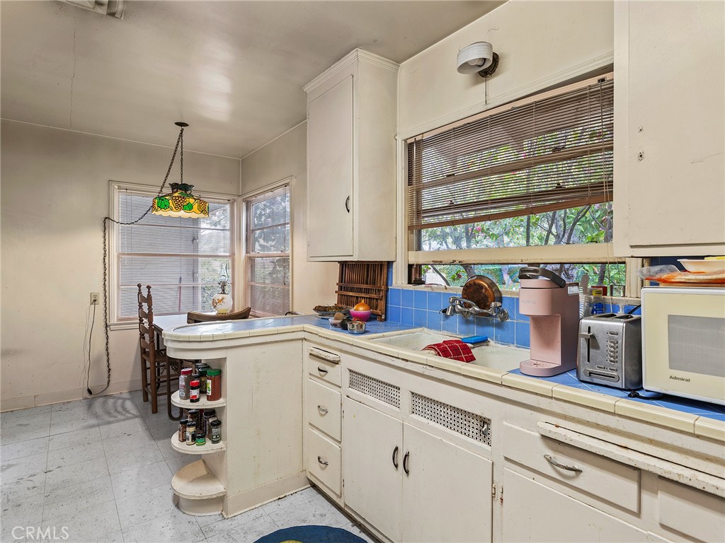 441 Dartmouth Road Burbank, CA 91504 - Photo 10 of 34 Kitchen