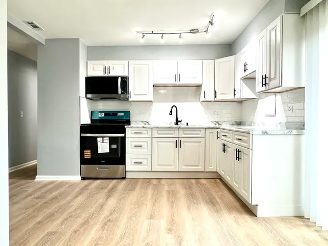 $314,900 | 210 Willow Road, Streamwood, IL 60107