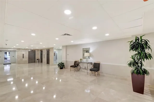 $3,750 | 5005 Collins Avenue, Unit 1224, Miami Beach, FL 33140