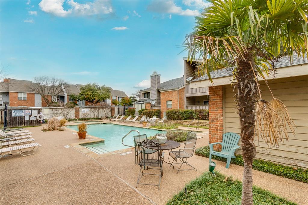 2100 Randy Snow Road, Unit 412 Arlington, TX 76011 - Photo 31 of 32 a view of a patio with swimming pool table and chairs