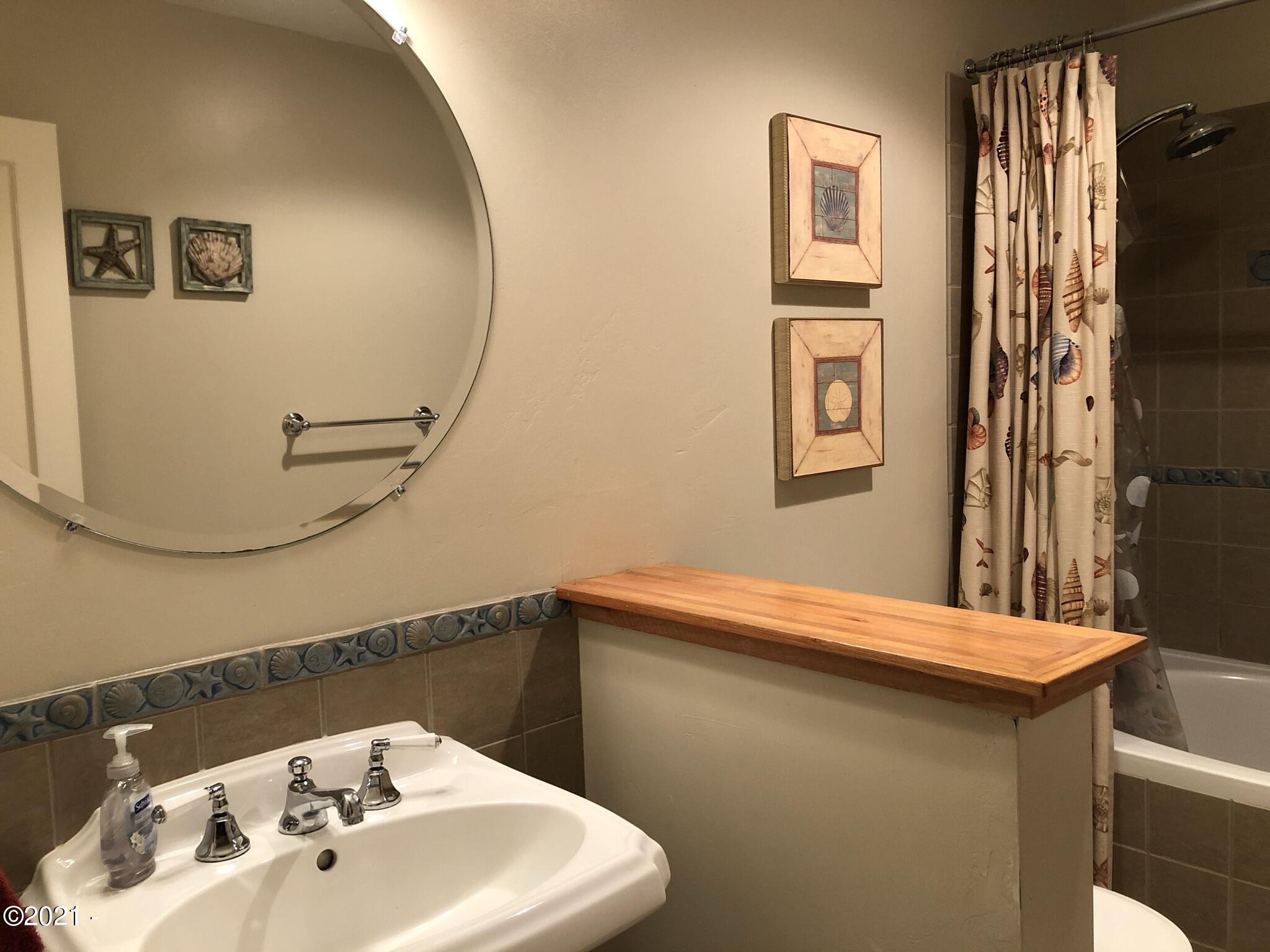 17 Shell Street Yachats, OR 97498 - Photo 52 of 63 Bathroom 3