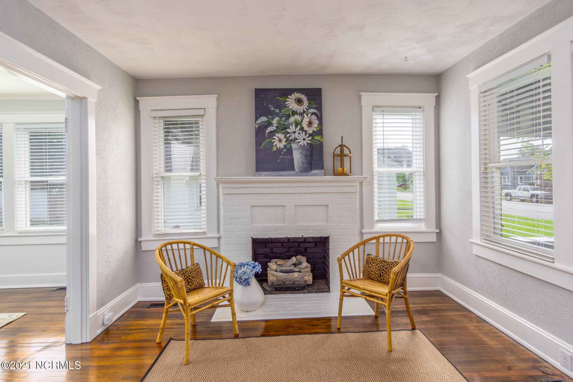 1418 Rhem Avenue New Bern, NC 28560 - Photo 2 of 45 Living Room