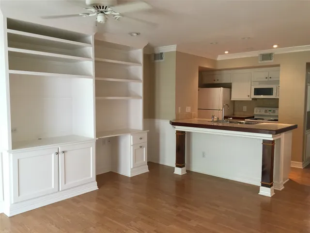 $975 | 18617 Egret Bay Boulevard, Unit 303, Webster, TX 77058