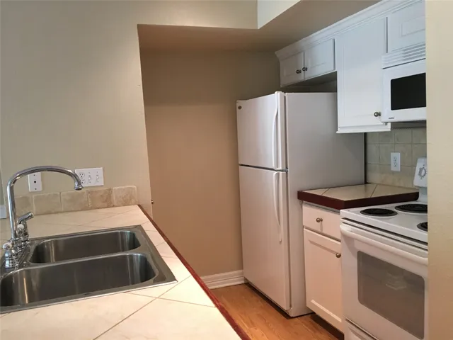 $975 | 18617 Egret Bay Boulevard, Unit 303, Webster, TX 77058