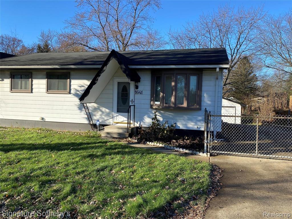 1641 Scott Lake Road Waterford, MI 48328 - Photo 1 of 20