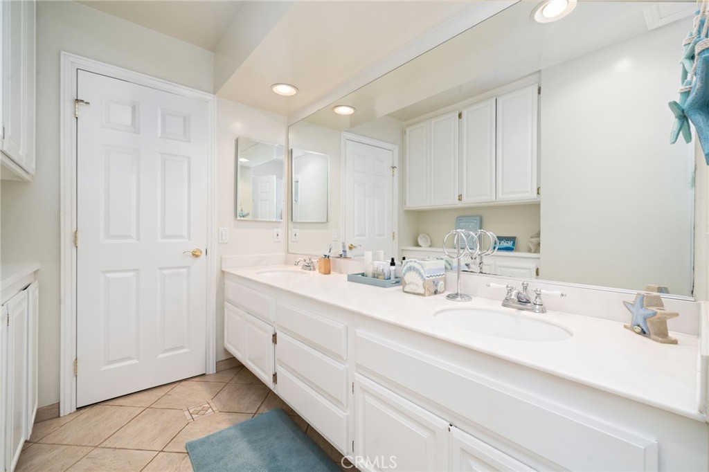 49 Pinewood, Unit 25 Irvine, CA 92604 - Photo 29 of 42 a bathroom with double vanity sink a mirror and vanity
