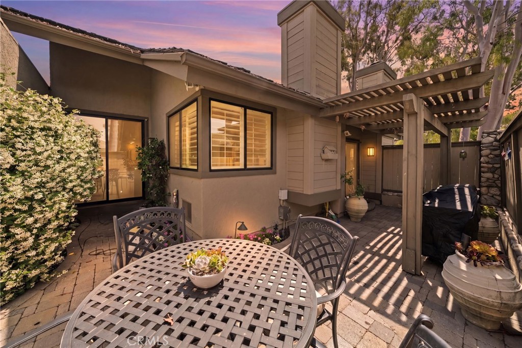 49 Pinewood, Unit 25 Irvine, CA 92604 - Photo 31 of 42 a front view of a house