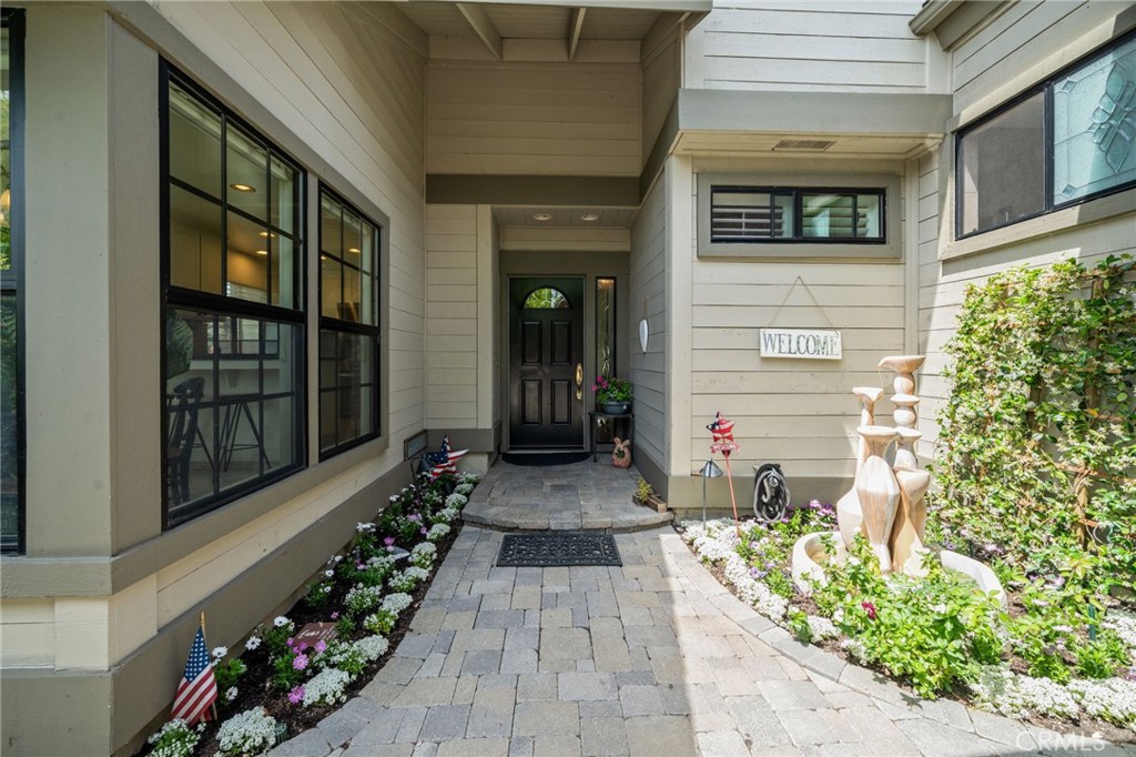49 Pinewood, Unit 25 Irvine, CA 92604 - Photo 4 of 42 a view of a house with potted plants