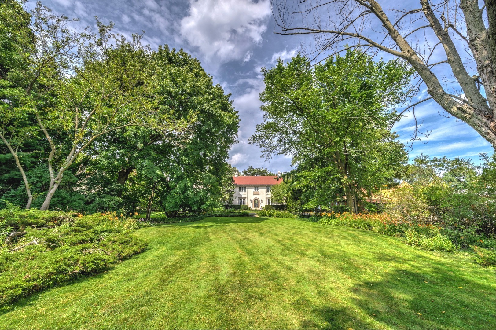 141 Sheridan Road Winnetka, IL 60093 - Photo 4 of 58 a view of an outdoor space and a yard