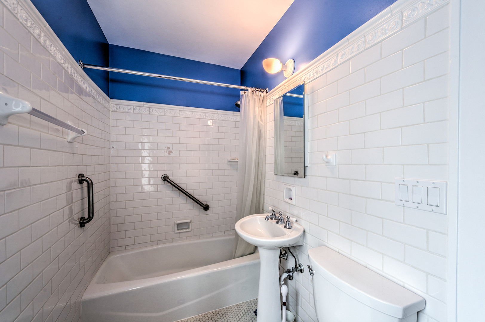 141 Sheridan Road Winnetka, IL 60093 - Photo 47 of 58 a bathroom with a sink and bathtub