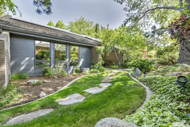 a view of yard with green space