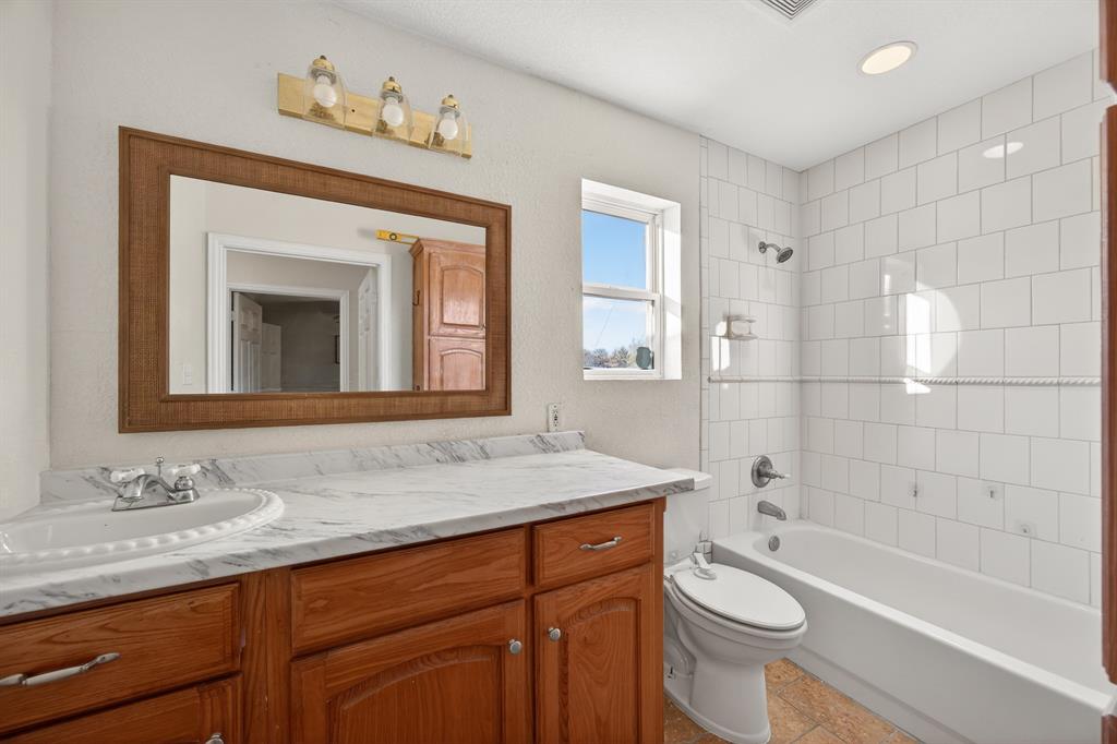 6775 Silver Creek Azle Road Azle, TX 76020 - Photo 16 of 40 Bathroom with shower / bath combination and vanity