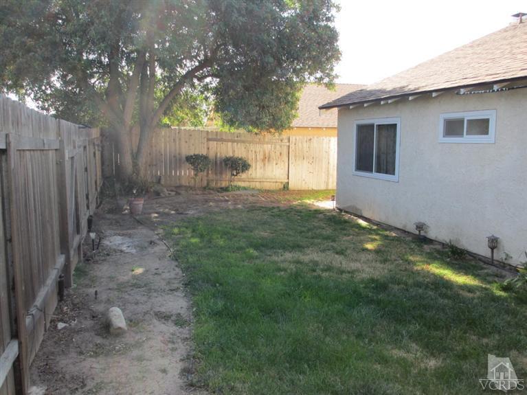 13556 East Quail Summit Road Moorpark, CA 93021 - Photo 7 of 8 a backyard of a house with table and chairs