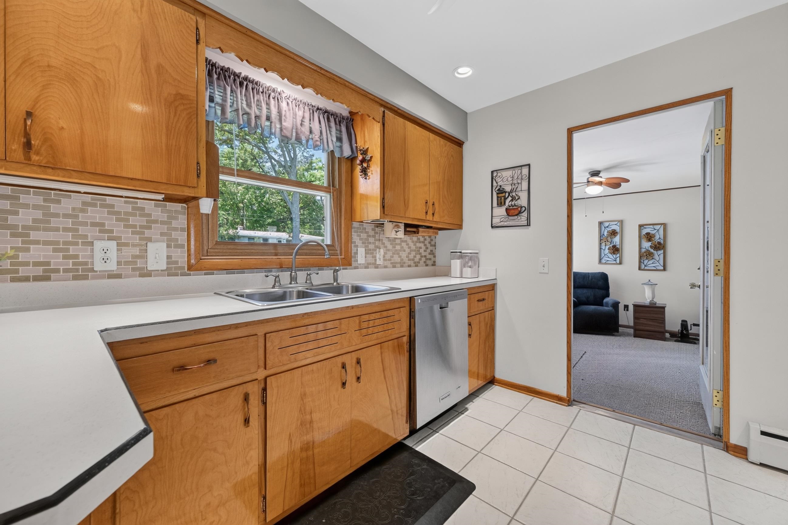 1610 Homberg Lane Madison, WI 53716 - Photo 10 of 46