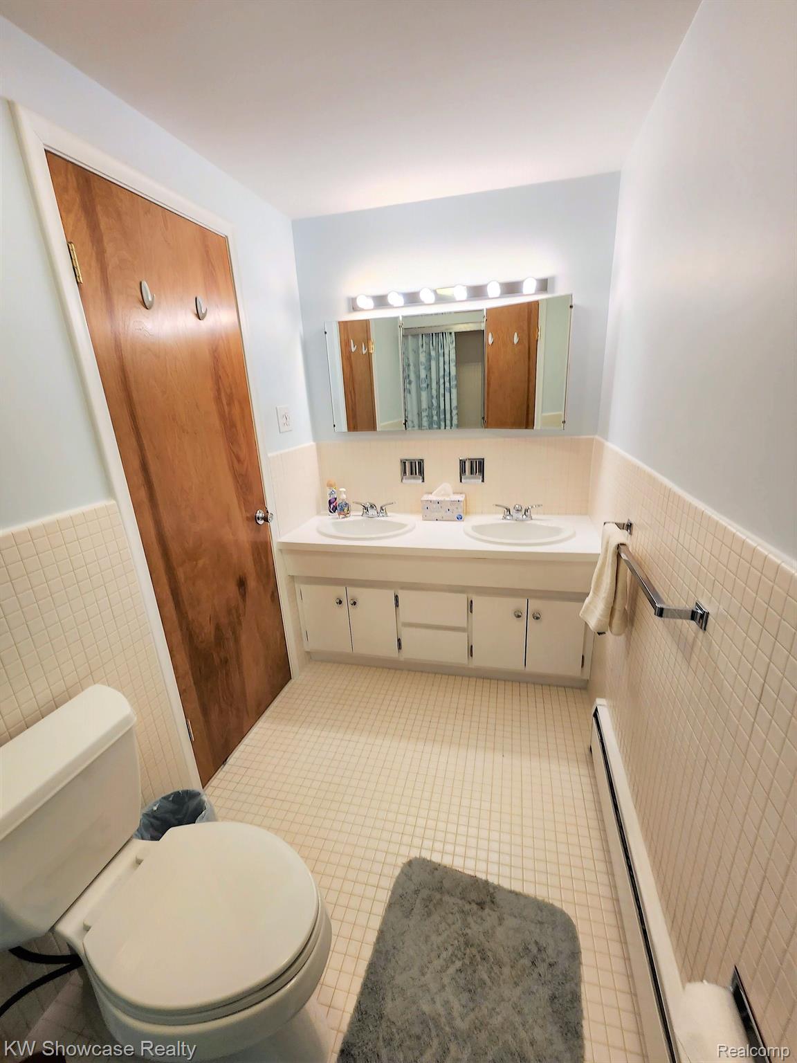 7090 Valleybrook Road West Bloomfield, MI 48322 - Photo 41 of 76 Full Bath - view from tub.