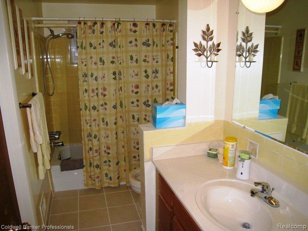 1715 Ranier Street Canton, MI 48187 - Photo 8 of 10 Bathroom