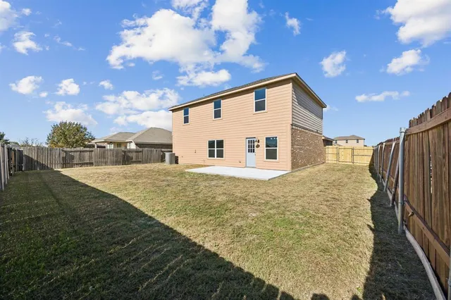 a view of a house with backyard