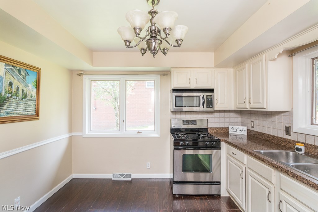 7812 Hoertz Road Cleveland, OH 44134 - Photo 3 of 27