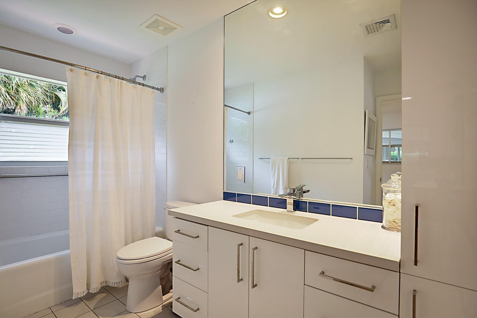 2050 Northeast 26th Street Lighthouse Point, FL 33064 - Photo 27 of 40 Jack and Jill bathroom