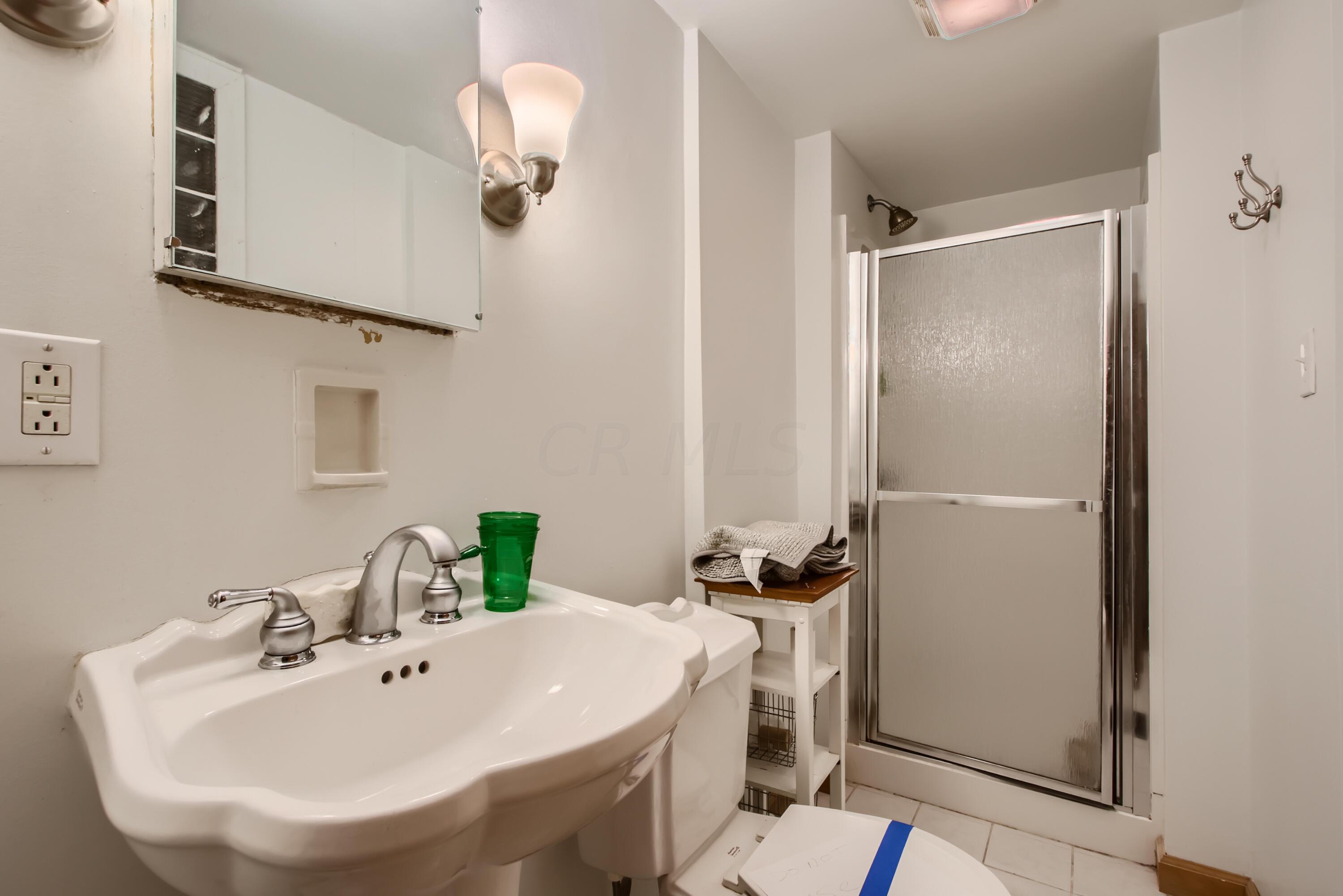 4044 Riverside Drive Columbus, OH 43220 - Photo 14 of 16 15 2nd Floor Primary Bathroom