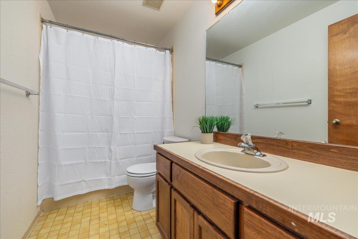 236 East Bayview Court Boise, ID 83706 - Photo 34 of 49 Full bath with vanity and a textured ceiling