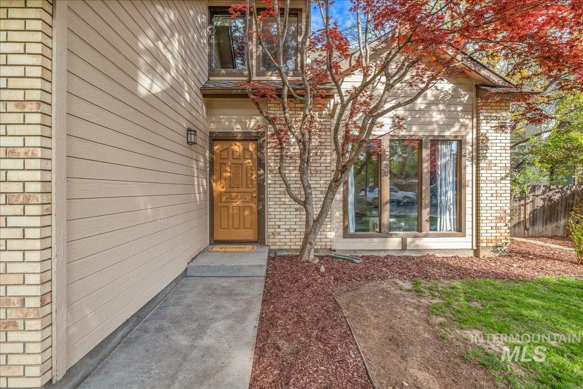 236 East Bayview Court Boise, ID 83706 - Photo 4 of 49 Entrance to property featuring brick siding