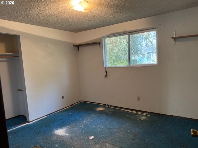 560 St John Street Sutherlin, OR 97479 - Photo 17 of 43 an empty room with a window
