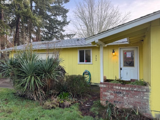 560 St John Street Sutherlin, OR 97479 - Photo 33 of 43 a view of a backyard with plants and large tree
