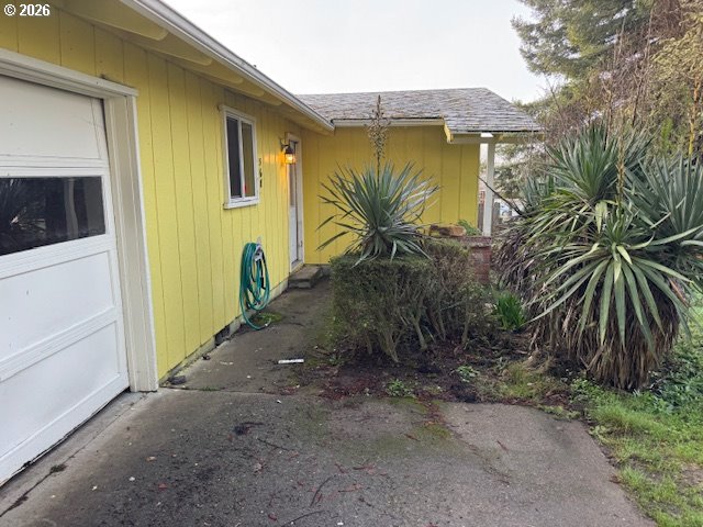 560 St John Street Sutherlin, OR 97479 - Photo 34 of 43 a view of a house with a yard