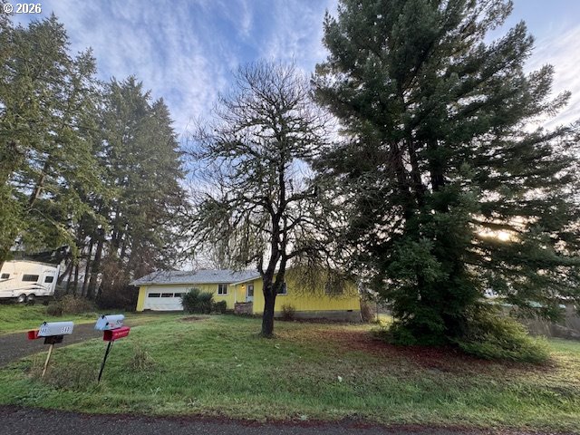 560 St John Street Sutherlin, OR 97479 - Photo 39 of 43 a front view of a house with a yard