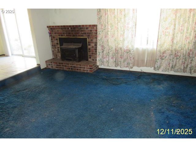 560 St John Street Sutherlin, OR 97479 - Photo 7 of 43 a living room with a fireplace