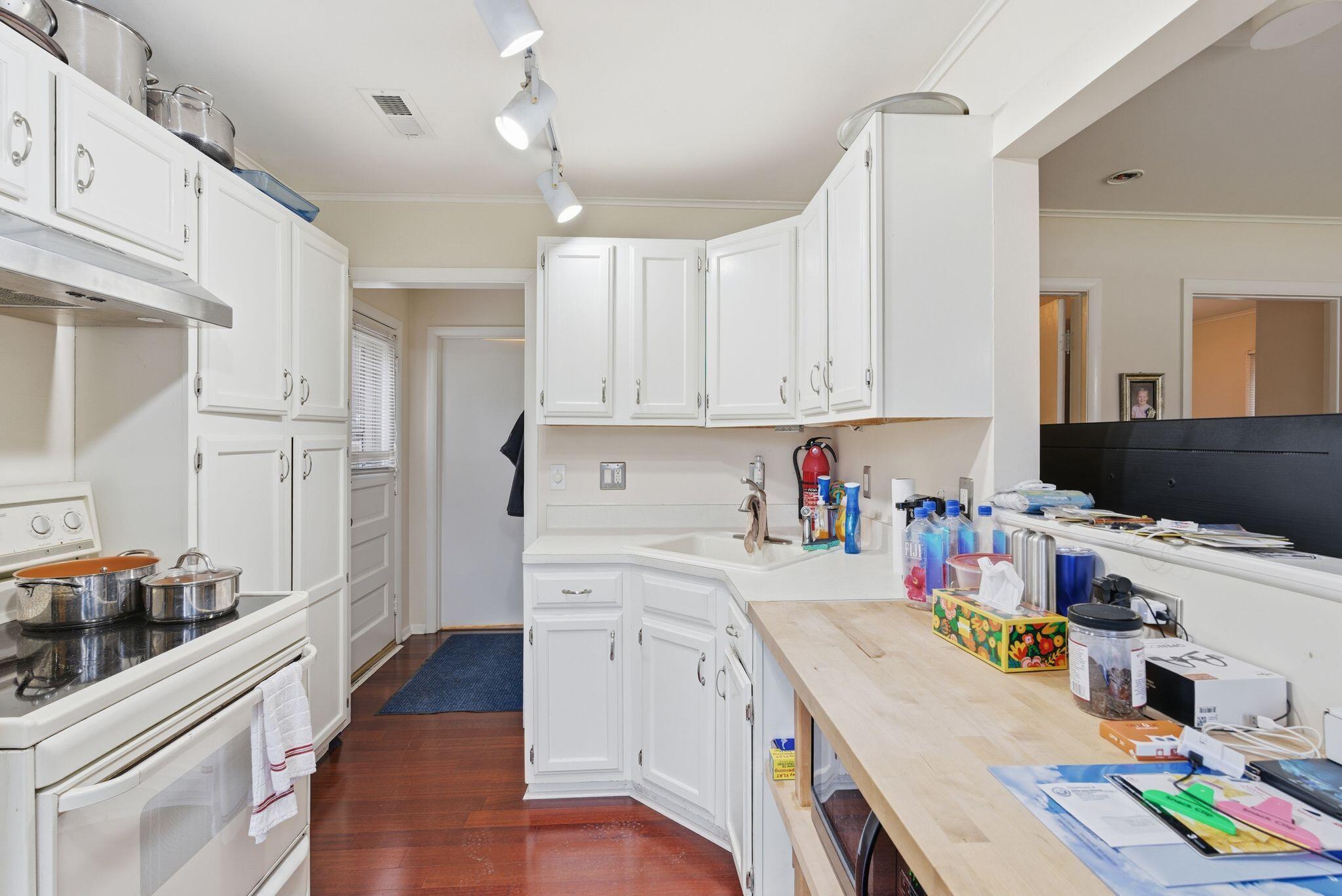 2736 Nagawicka Avenue Delafield, WI 53018 - Photo 13 of 21 Kitchen
