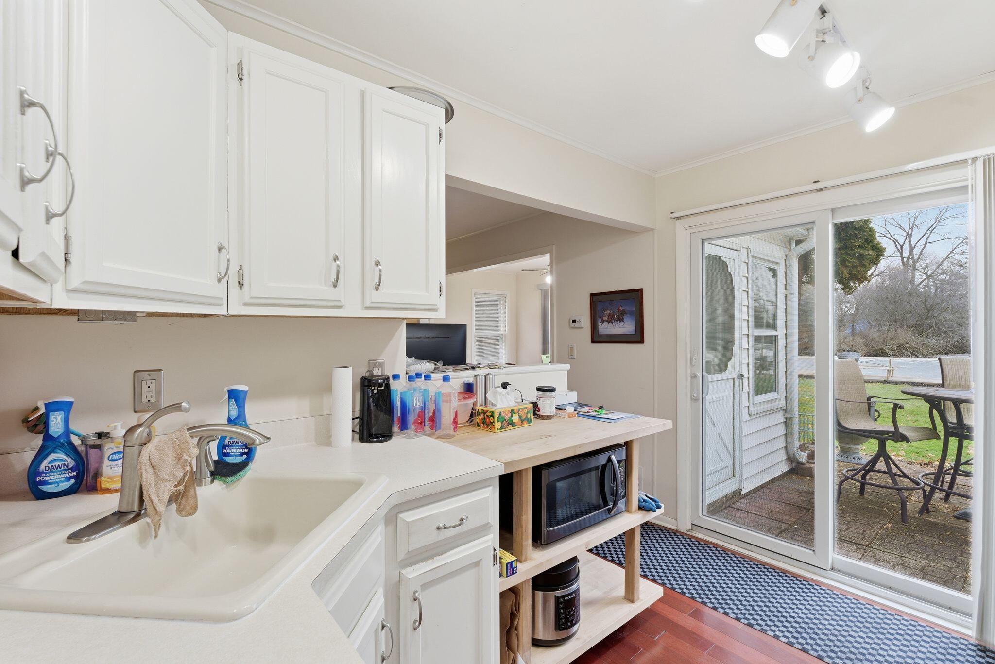 2736 Nagawicka Avenue Delafield, WI 53018 - Photo 14 of 21 Kitchen