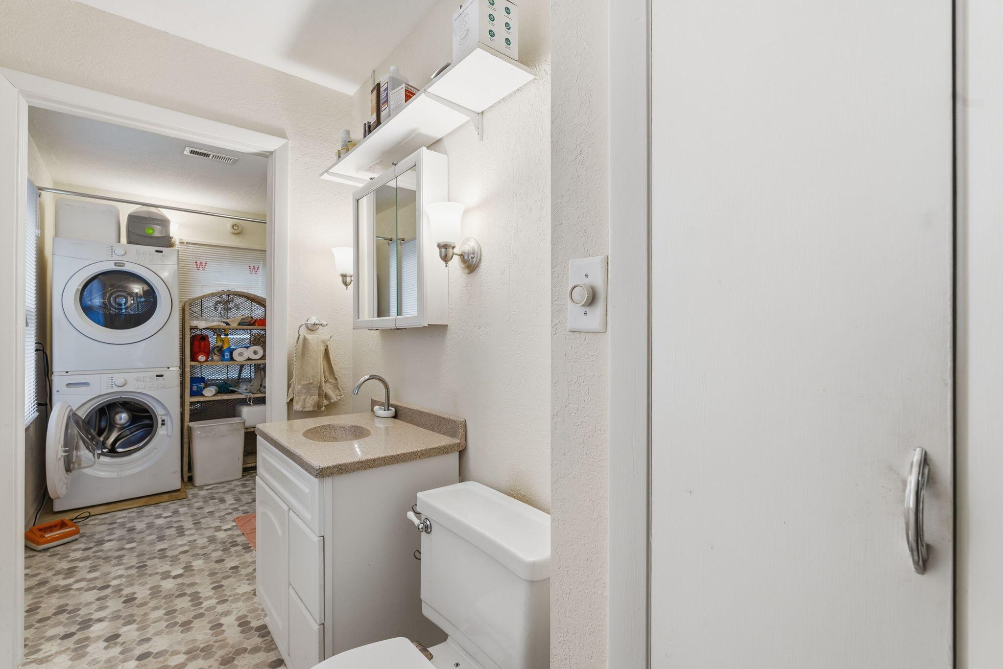 2736 Nagawicka Avenue Delafield, WI 53018 - Photo 17 of 21 Bathroom & Utility Room