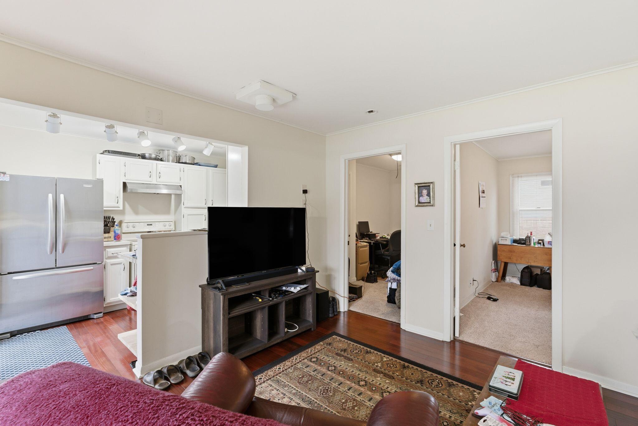 2736 Nagawicka Avenue Delafield, WI 53018 - Photo 9 of 21 Living Room