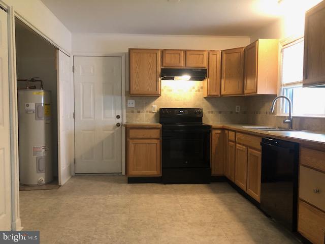5 Queens Way Newark, DE 19713 - Photo 9 of 21 Garage access and laundry area