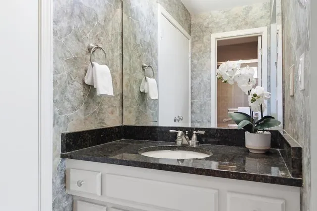 $400,000 | 10007 Monrovia, Lenexa, KS 66215