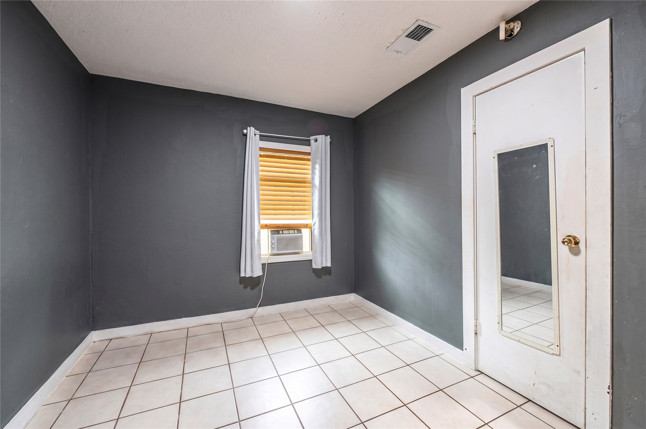 4937 Bataan Road Houston, TX 77033 - Photo 14 of 28 Gallery Image 14