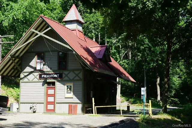 a view of house with a yard