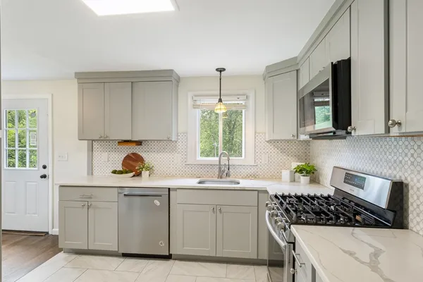 $615,000 | 13 Karen Circle, Holliston, MA 01746