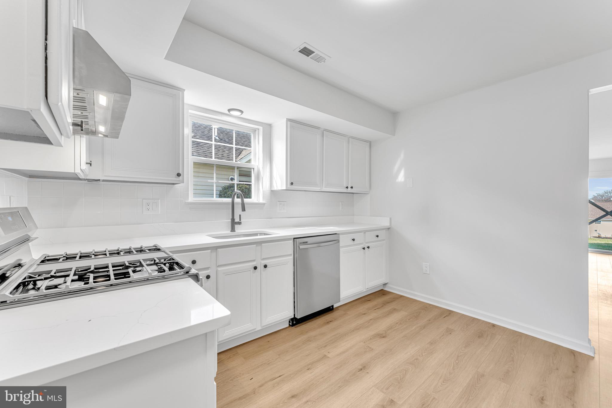 120 Alexander Road Beverly, NJ 08010 - Photo 6 of 34